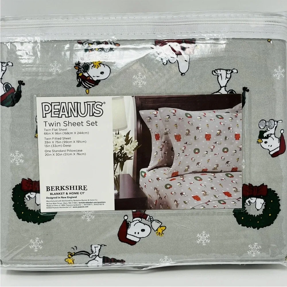 PEANUTS Snoopy Woodstock Christmas TWIN SHEETS SET Santa Hat Wreath Lights Tree
